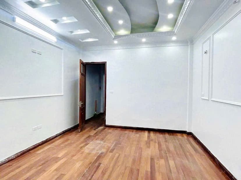 Bán nhà khu chợ Long Biên